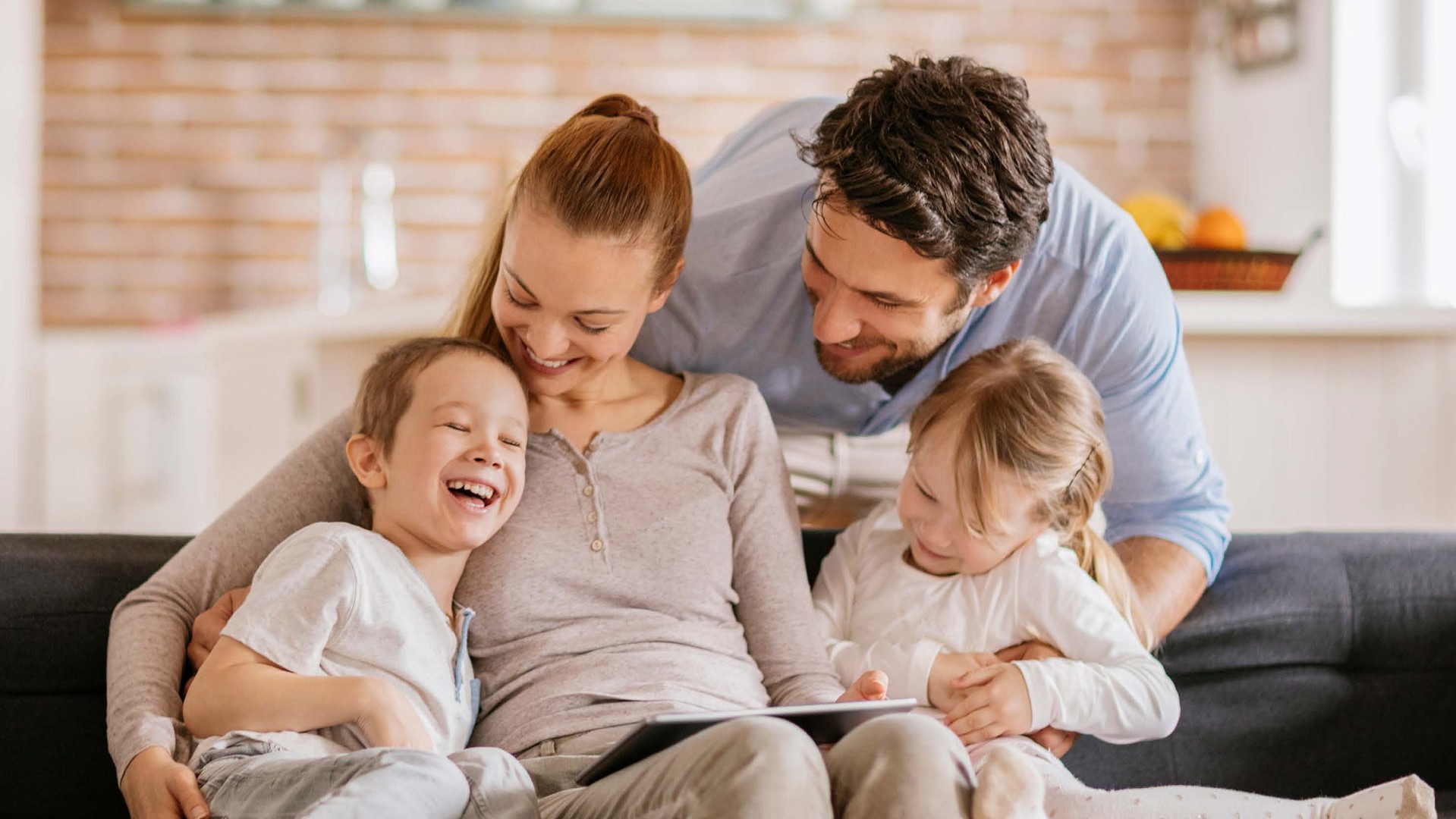 There live a happy family. Семья, дом. Счастливая семья в доме. Семейная фотосессия. Молодая семья.